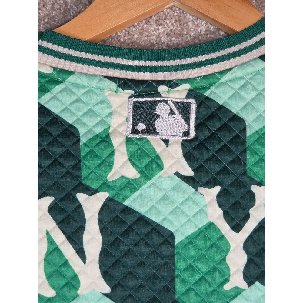 MLB‎ New York Yankees Mens S/M Green Quilted Monogram Short Sleeve Shirt NY Logo - Picture 8 of 9